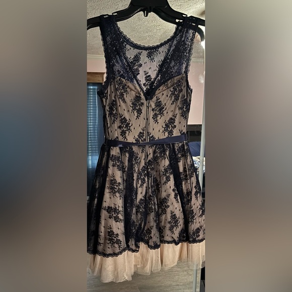 Elegant Lace Dress with Ribbon - Picture 3 of 4